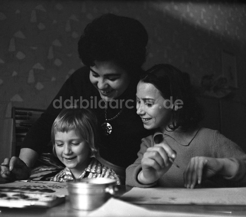 DDR-Fotoarchiv: Berlin - Gisela Steineckert mit Kindern