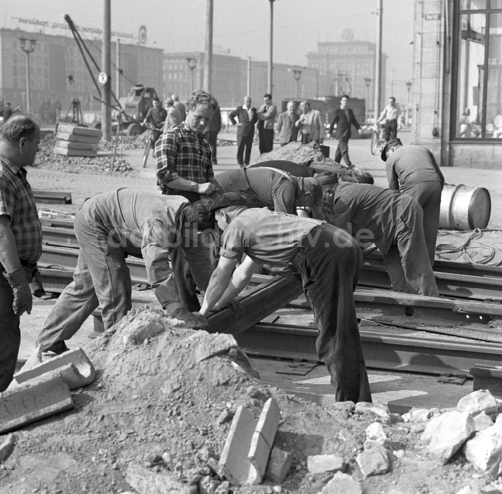 DDR-Fotoarchiv: Magdeburg - Gleisbauarbeiter bei der Arbeit in Magdeburg