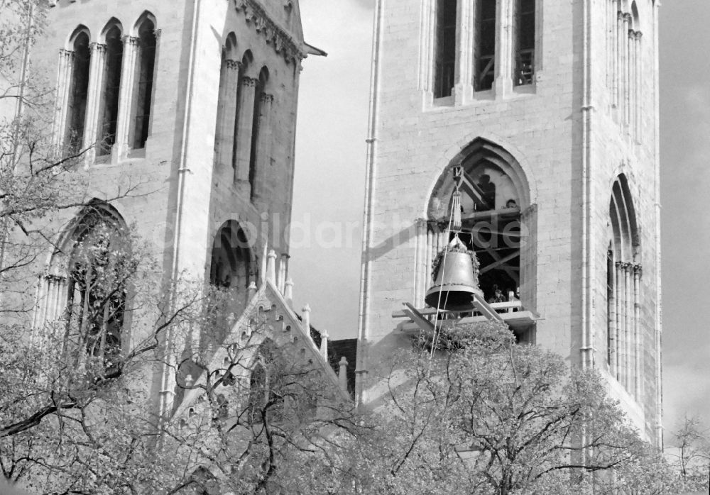 DDR-Fotoarchiv: Halberstadt - Glockenaufzug an der Dom- Fassade St. Stephanus und St. Sixtus in Halberstadt in Sachsen-Anhalt in Deutschland