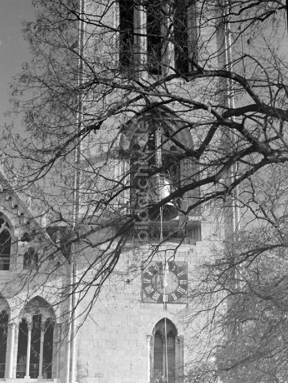 DDR-Bildarchiv: Halberstadt - Glockenaufzug an der Dom- Fassade St. Stephanus und St. Sixtus in Halberstadt im Bundesland Sachsen-Anhalt in Deutschland
