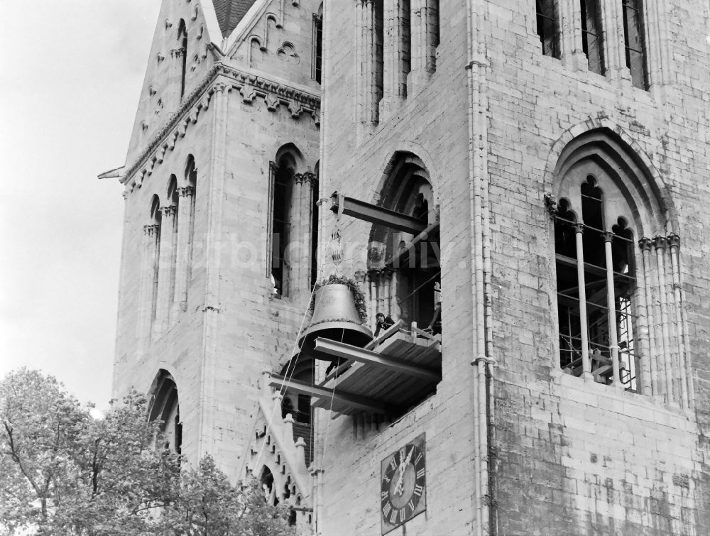Halberstadt: Glockenaufzug an der Dom- Fassade St. Stephanus und St. Sixtus in Halberstadt in Sachsen-Anhalt in Deutschland