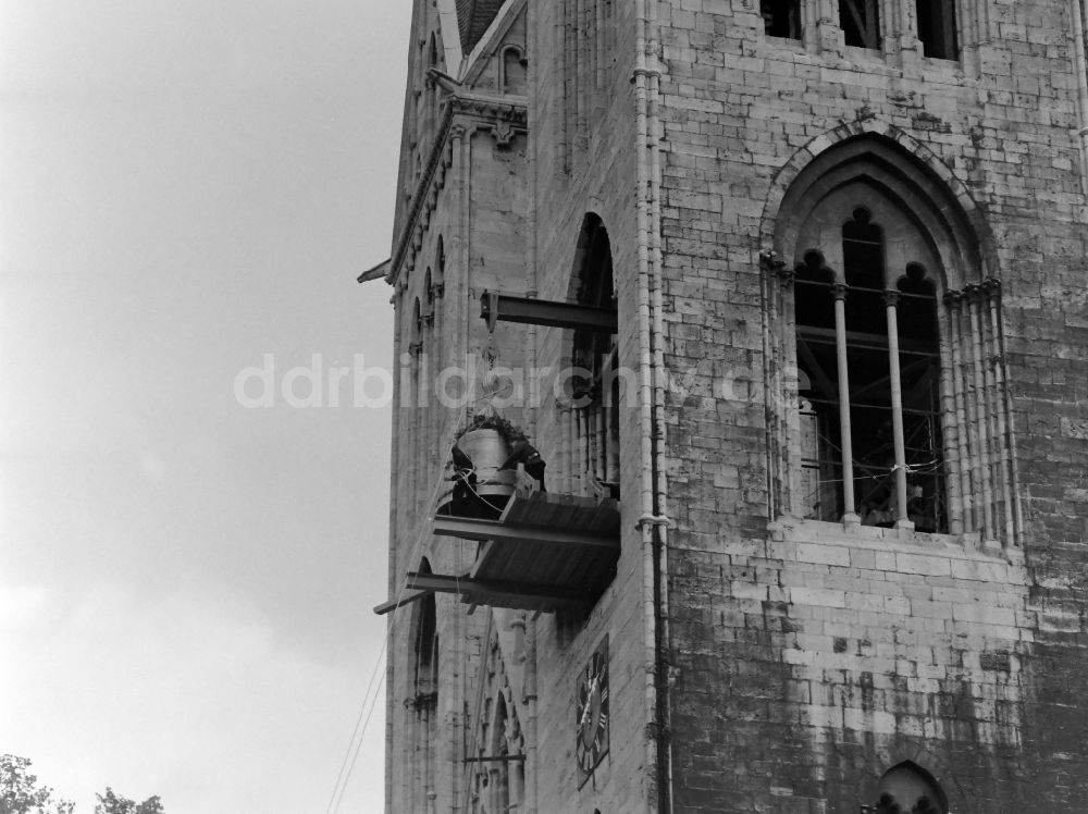 Halberstadt: Glockenaufzug an der Dom- Fassade St. Stephanus und St. Sixtus in Halberstadt im Bundesland Sachsen-Anhalt in Deutschland