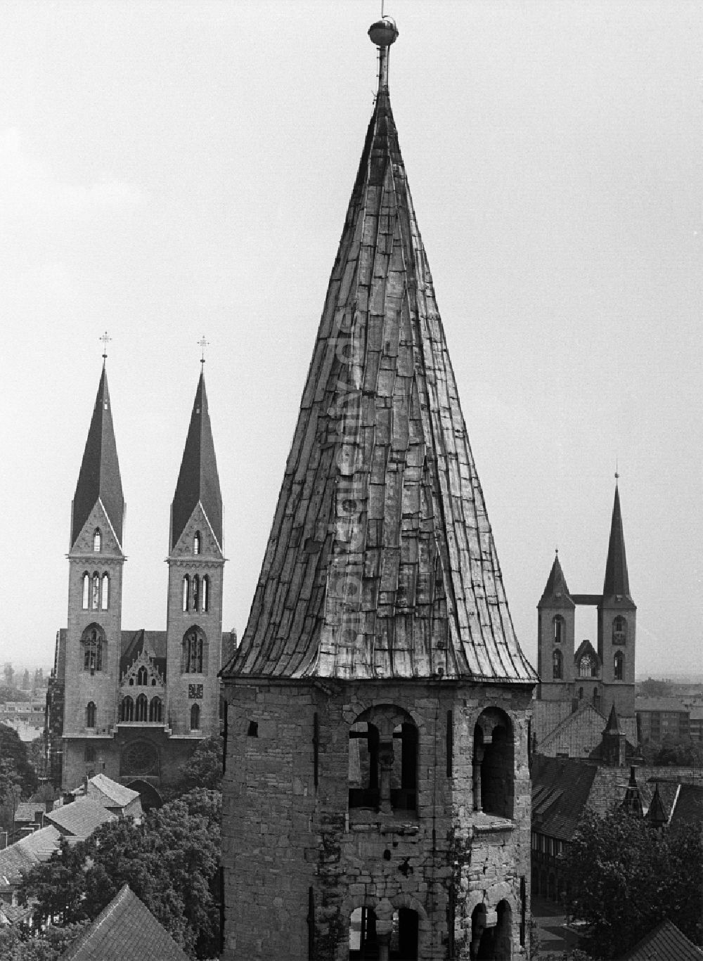 Halberstadt: Glockenturm der Kirche Liebfrauenkirche, Martinikirche und Dom in Halberstadt in Sachsen-Anhalt in der DDR