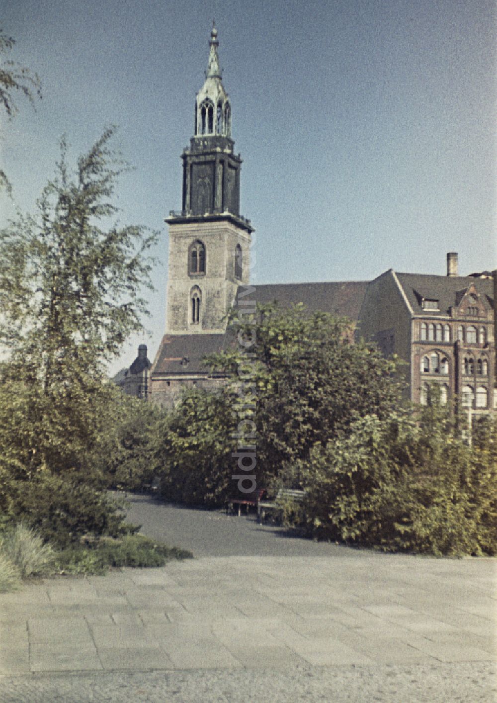 Berlin: Glockenturm der Kirche St. Marienkirche in Berlin in der DDR