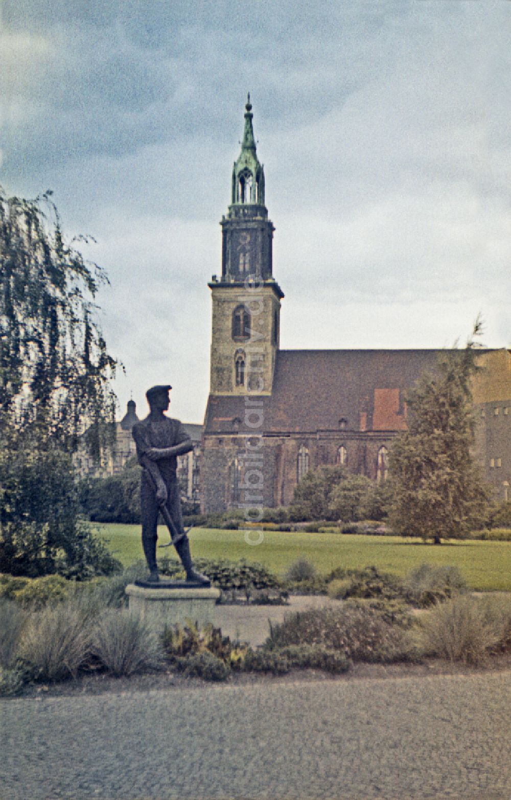 DDR-Bildarchiv: Berlin - Glockenturm der Kirche St. Marienkirche in Berlin in der DDR