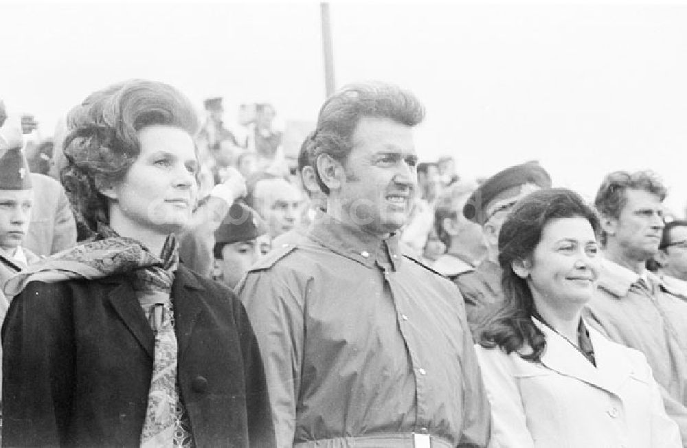 Berlin: Günter Jahn (späterer 1. Sekretär der SED-Bezirksleitung Potsdam) und Vatentina Terischkowa (erste Kosmonautin der damaligen UdSSR / Sowjetunion) bei der Eröffnung Pionierrepublik Wuhlheide