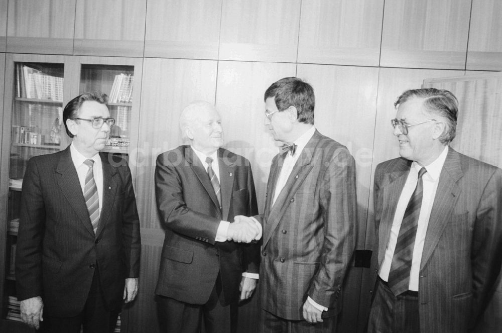 Berlin: Günter Mittag empfing Dr. Heinz Riesenhuber im Zentralkomitee der SED in Berlin, der ehemaligen Hauptstadt der DDR, Deutsche Demokratische Republik