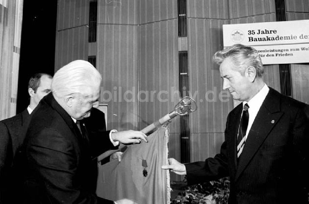 Berlin: 08.12.1986 Günter Mittag auf der Festveranstaltung 35 Jahre Baua