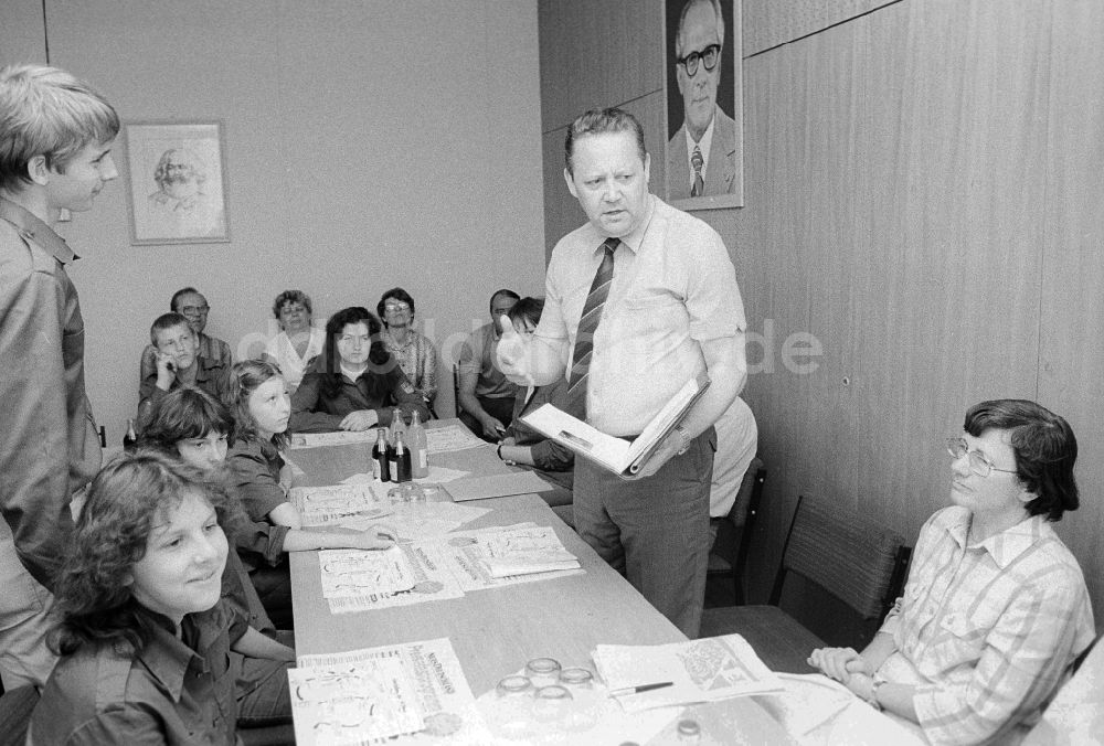 DDR-Fotoarchiv: Wandlitz - Günter Schabowski (1929-2015) SED-Funktionär und Chefredakteur des Neuen Deutschland in Wandlitz in Brandenburg in der DDR