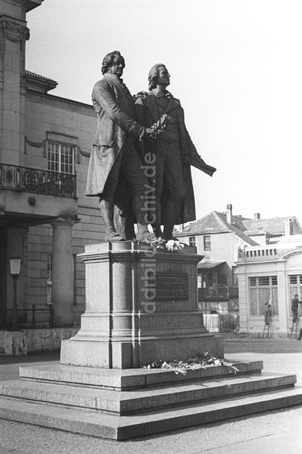 Ddr Bildarchiv Weimar Goethe Schiller Denkmal Vor Dem Deutschen Nationaltheater Weimar 1957