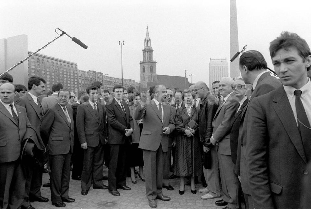 DDR-Bildarchiv: Berlin - Gorbatschow bei SED-Parteitag in Berlin