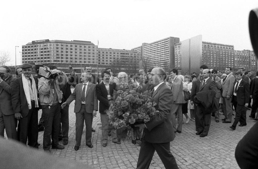 DDR-Fotoarchiv: Berlin - Gorbatschow bei SED-Parteitag in Berlin