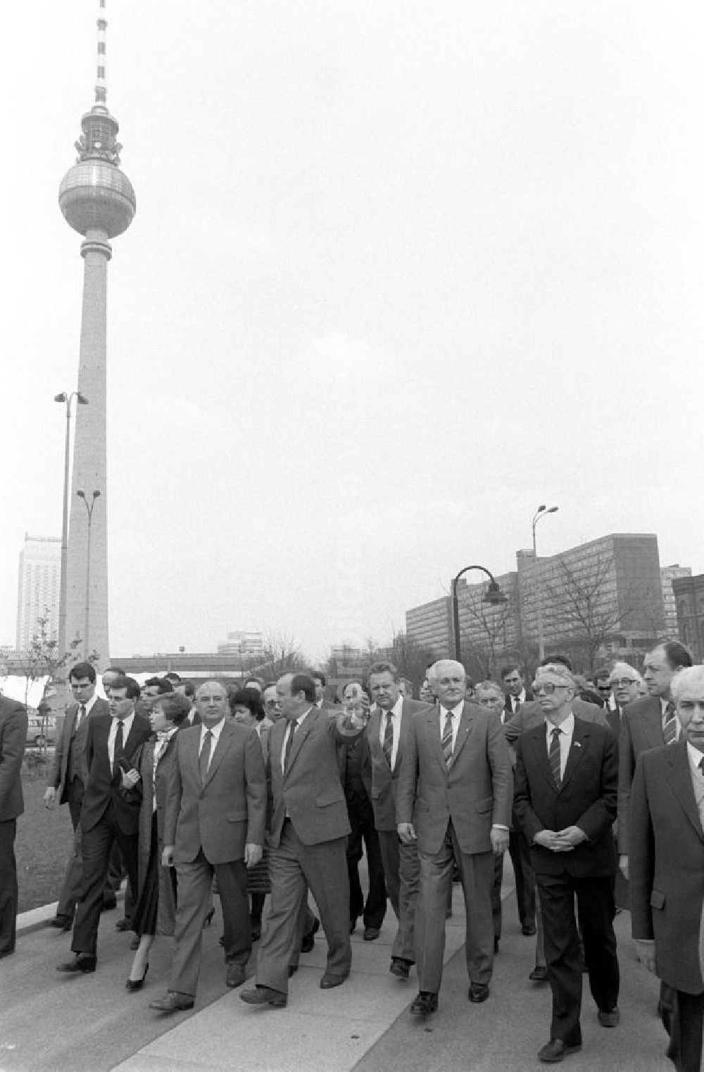 Berlin: Gorbatschow bei SED-Parteitag in Berlin