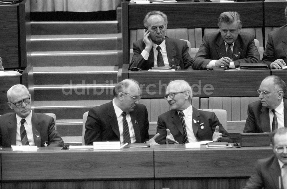 Berlin: Gorbatschow bei SED-Parteitag in Berlin
