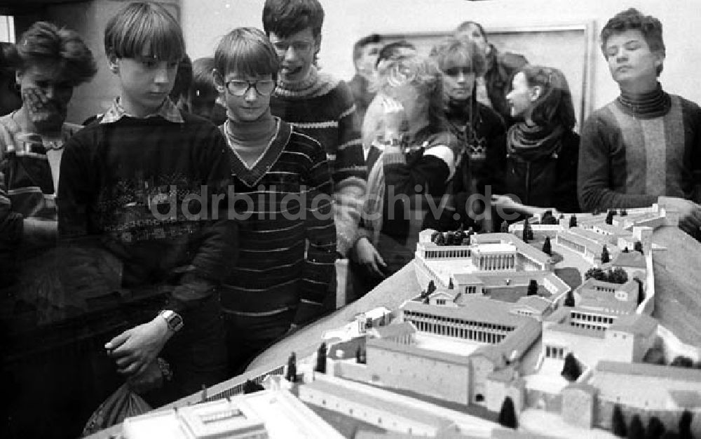 DDR-Bildarchiv: Berlin-Mitte - Gothaer Klasse bei einem Jugendweiheausflug im Pergamon Museum in Berlin-Mitte Umschlagnr