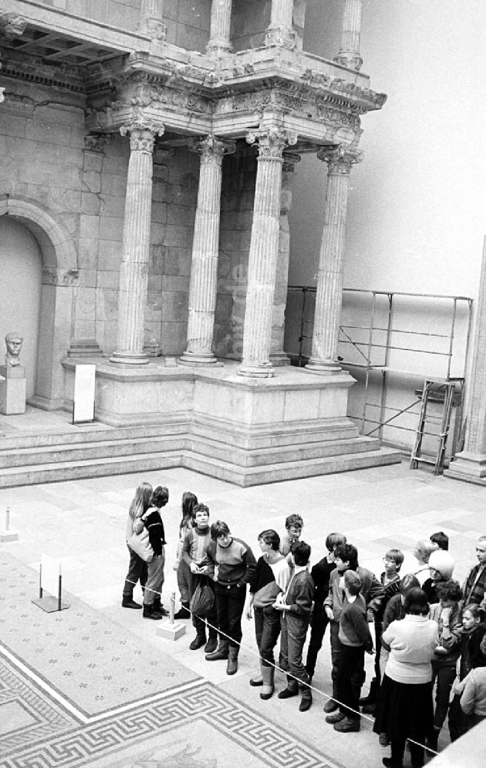 DDR-Fotoarchiv: Berlin-Mitte - Gothaer Klasse bei einem Jugendweiheausflug im Pergamon Museum in Berlin-Mitte Umschlagnr