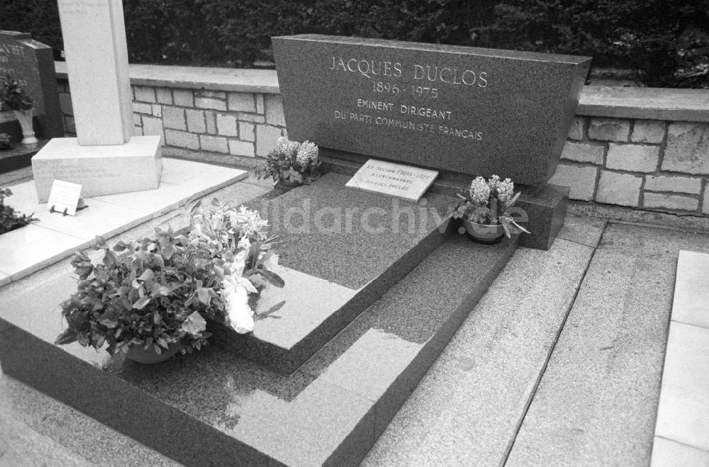 DDR-Fotoarchiv: Paris - Grab von Jacques Duclos auf dem Friedhof Pere Lachaise in Frankreich-Paris