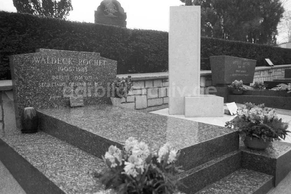 Paris: Grab von Waldeck Rochet auf dem Friedhof Pere Lachaise in Frankreich-Paris