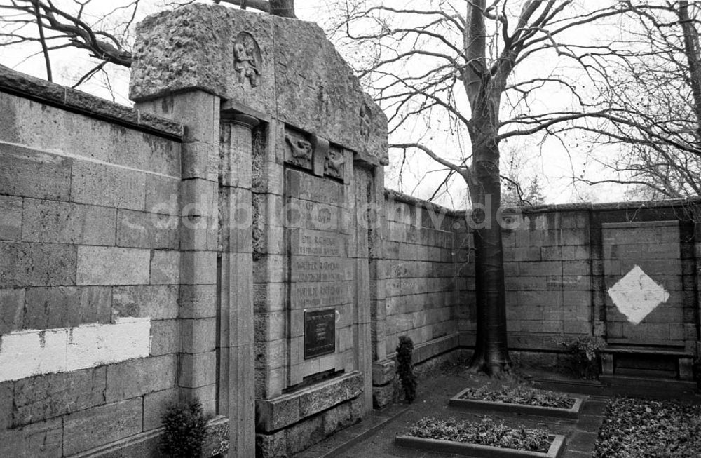Berlin: Grab von Walter Rathenau geschändet 14.12.92 Foto: ND/Lange Umschlagnummer: 1235