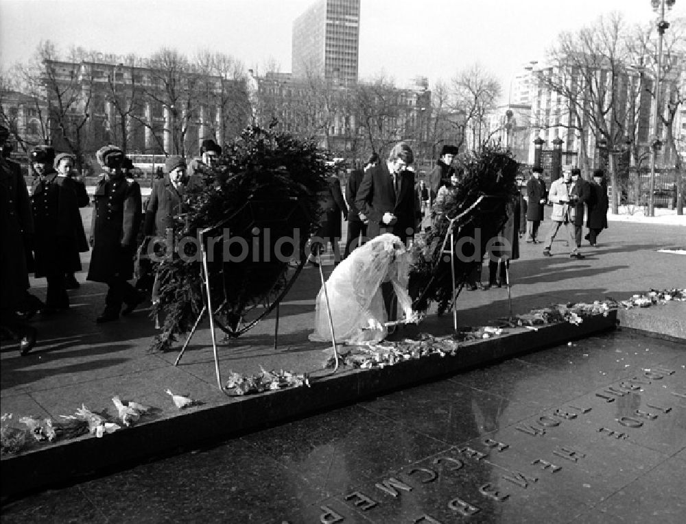 DDR-Fotoarchiv: Moskau - Grabmal des unbekannten Soldaten auf dem Roten Platz in Moskau