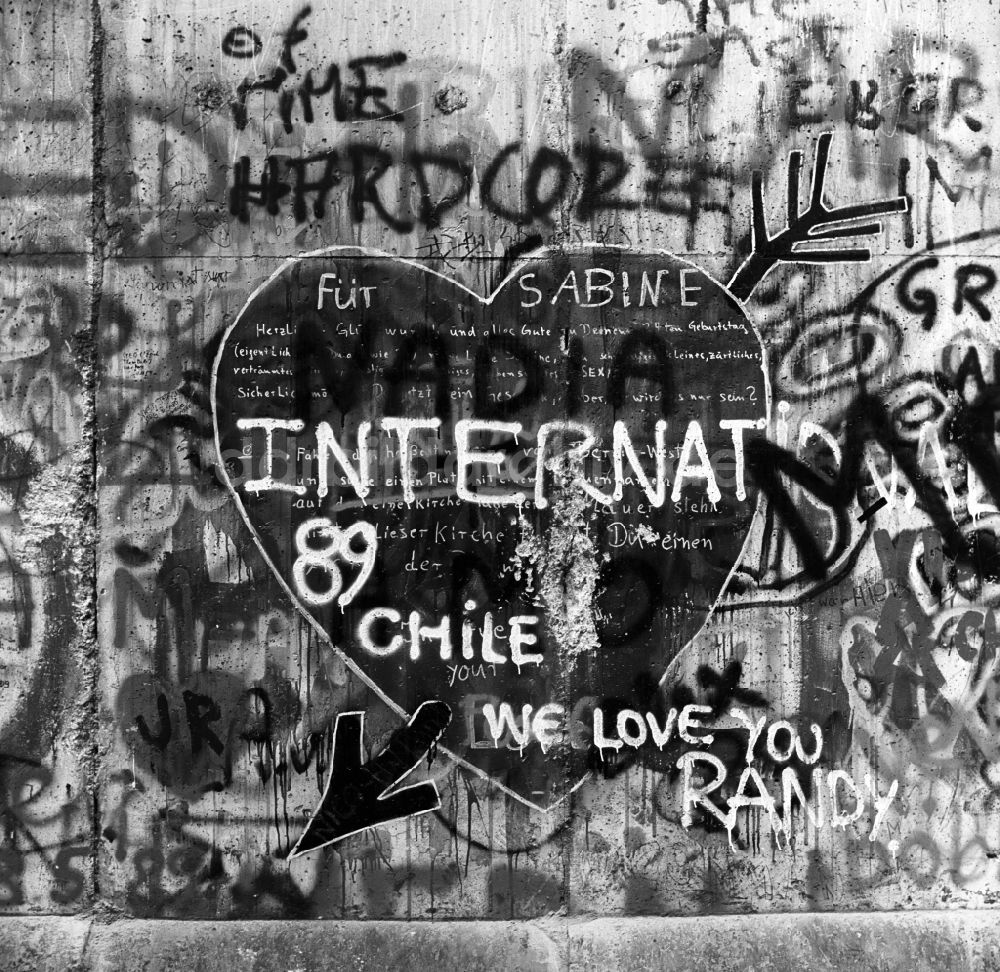 DDR-Bildarchiv: Berlin - Graffiti in Herzform an der Berliner Mauer