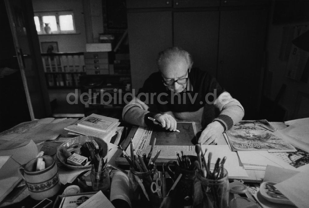 DDR-Bildarchiv: Berlin - Grafiker Herbert Sandberg in seinem Arbeitszimmer in Berlin-Pankow