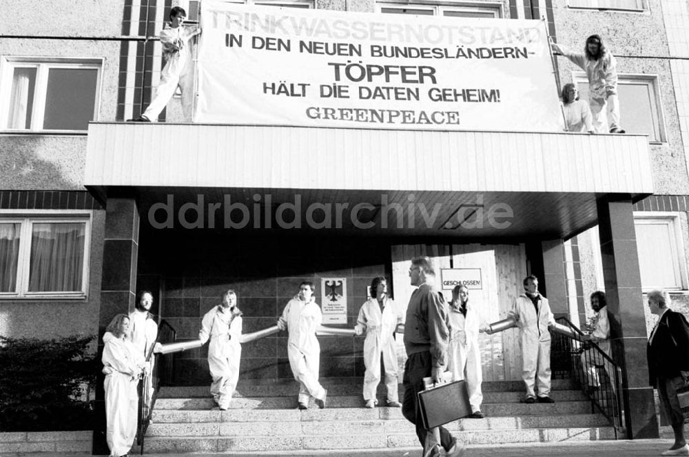 DDR-Bildarchiv: Berlin - Greenpeace vor dem Umweltministerium Umschlag:683