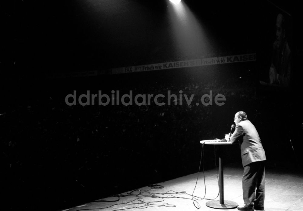 Berlin: Gregor Gysi auf einer PDS-Wahlkundgebung in der Deutschlandhalle in Berlin