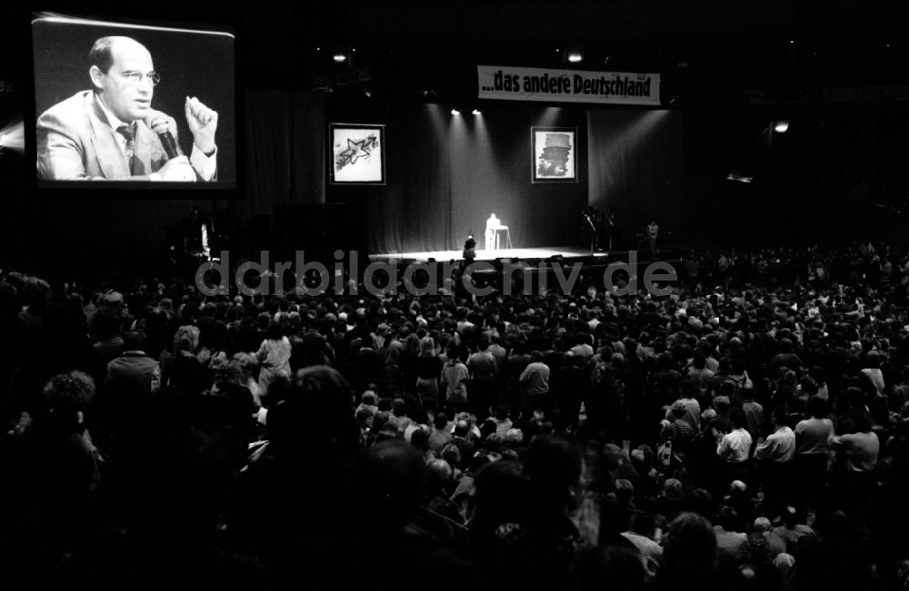 DDR-Bildarchiv: Berlin - Gregor Gysi auf einer PDS-Wahlkundgebung in der Deutschlandhalle in Berlin
