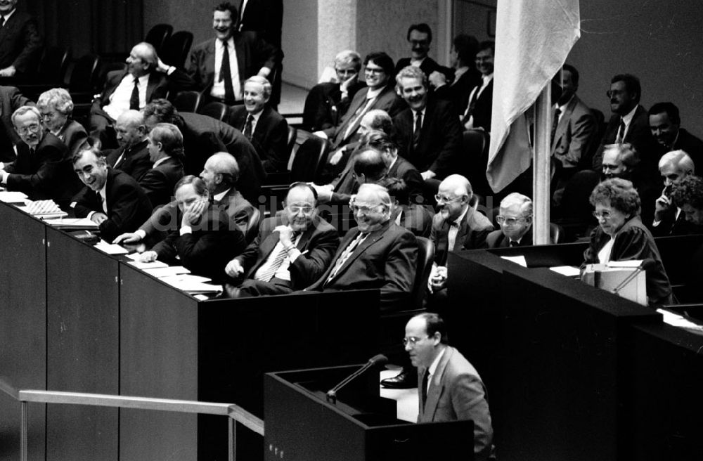 Berlin: Gregor Gysi spricht während der 1. Sitzung des Gedamtdeutschen Bundestag im Reichstag in Berlin
