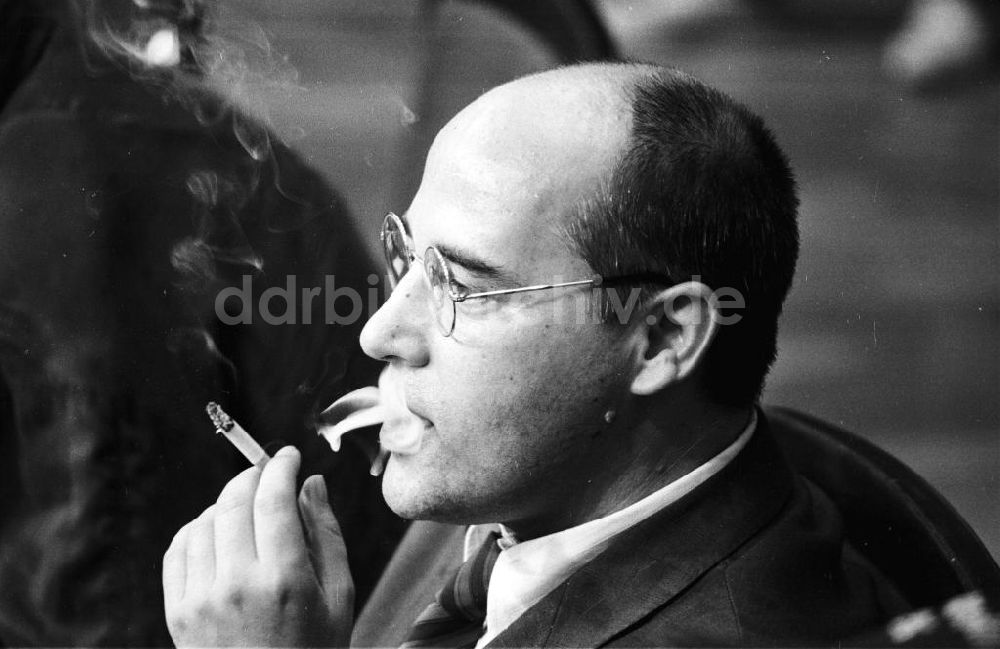 DDR-Bildarchiv: Berlin - Gregor Gysi mit Zigarette