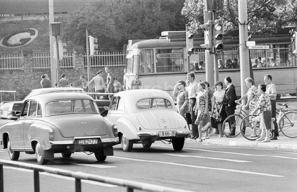 DDR-Fotoarchiv: Berlin - Greifswalder Straße Ecke Dimitroffstraße in Berlin, der ehemaligen Hauptstadt der DDR, Deutsche Demokratische Republik