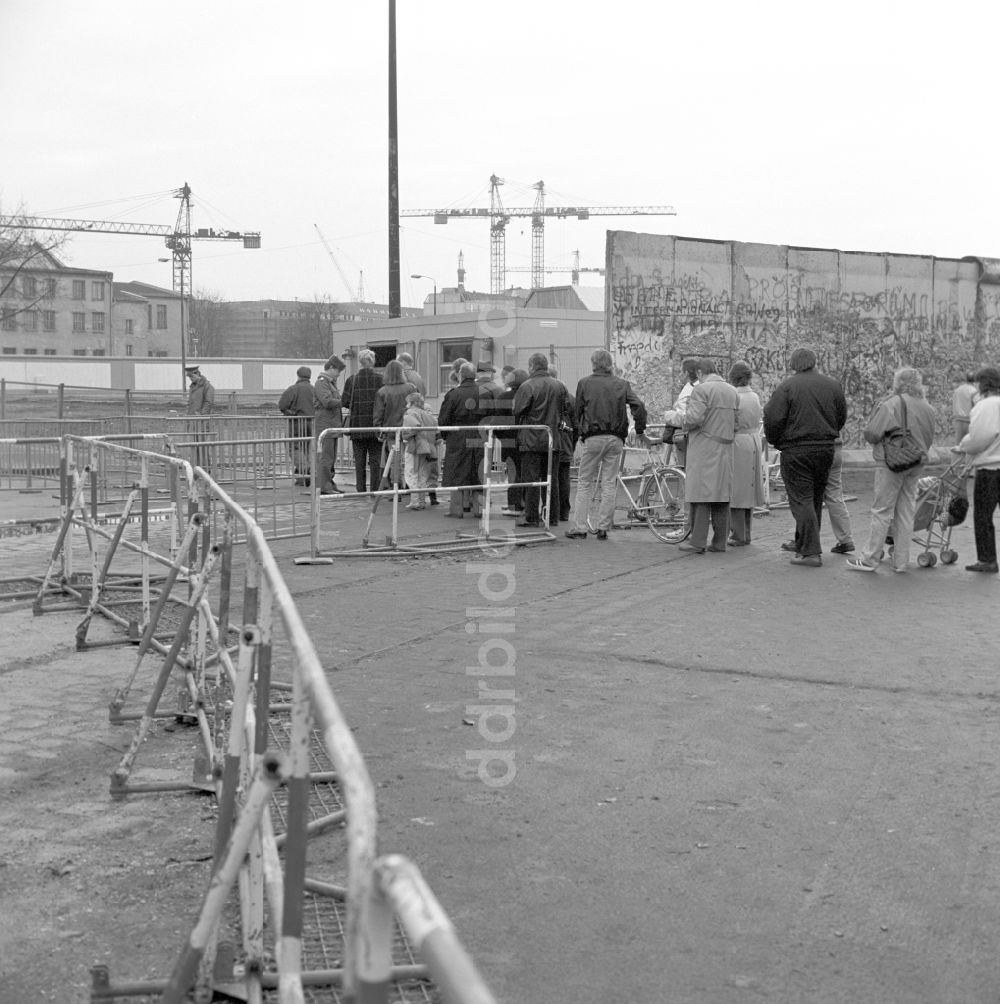 DDR-Fotoarchiv: Berlin - Grenzübergang für Fußgänger auf Westberliner Seite rechts vom Brandenburger Tor in Berlin-Mitte