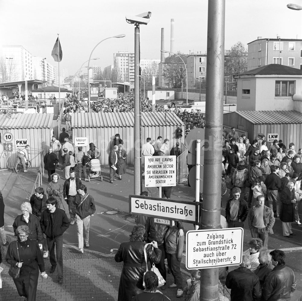 DDR-Bildarchiv: Berlin - Grenzübergang Heinrich-Heine-Straße in Berlin im November 1989