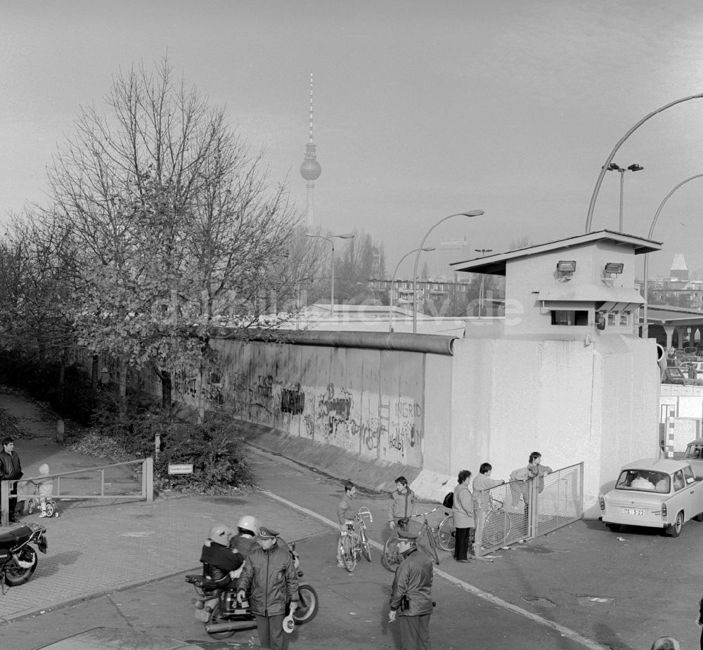 DDR-Fotoarchiv: Berlin - Grenzübergang Heinrich-Heine-Straße in Berlin im November 1989
