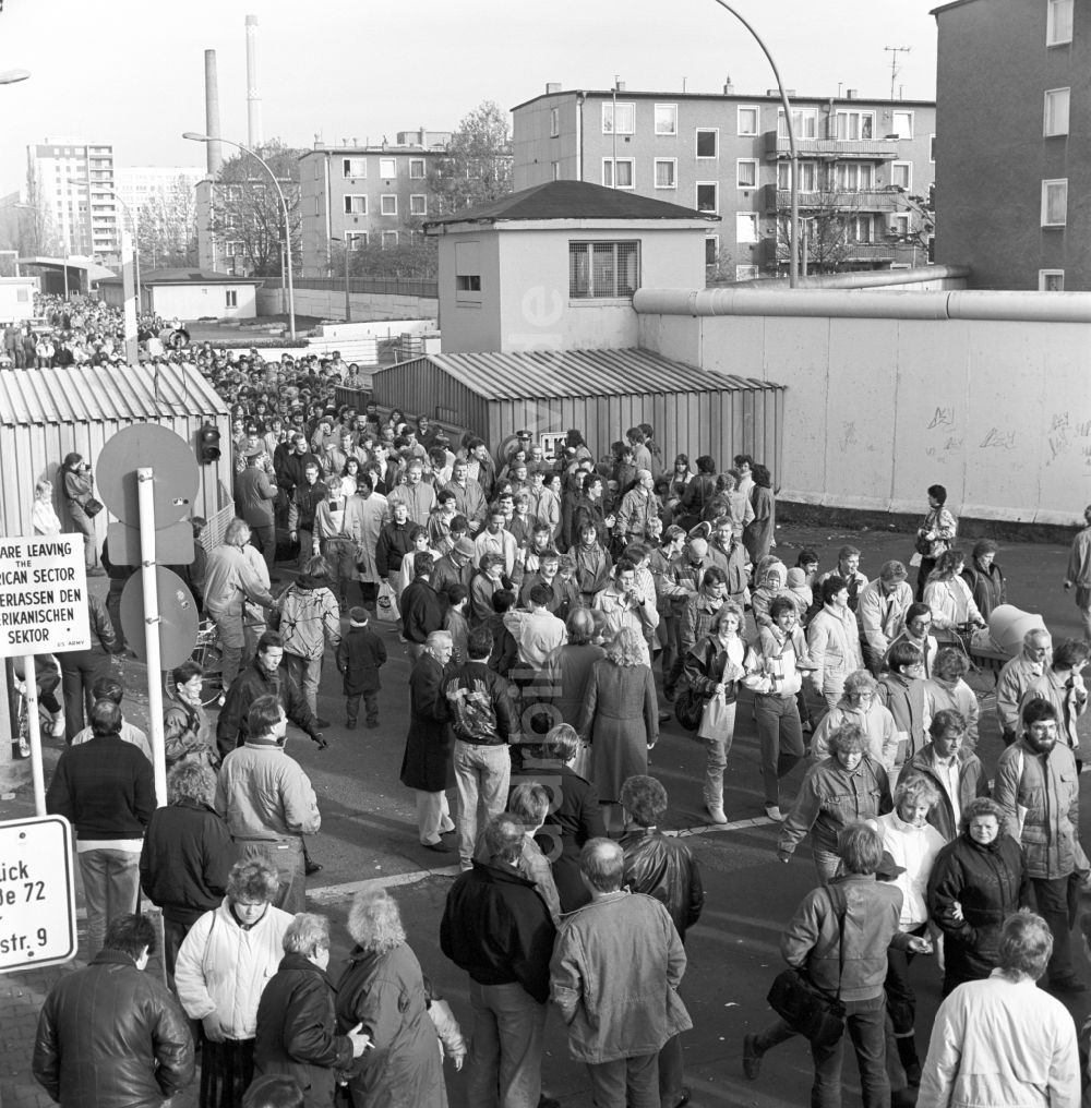 Berlin: Grenzübergang Heinrich-Heine-Straße in Berlin im November 1989