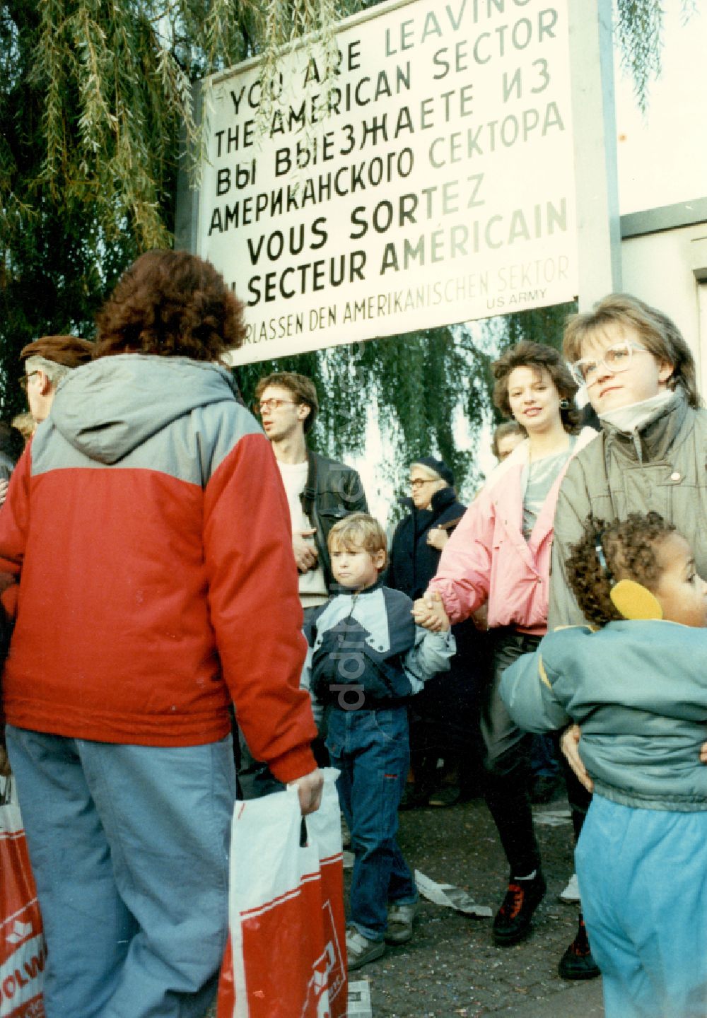 Berlin: Grenzübergangstelle - Menschenandrang nach der Maueröffnung im Ortsteil Friedrichshain in Berlin in der DDR