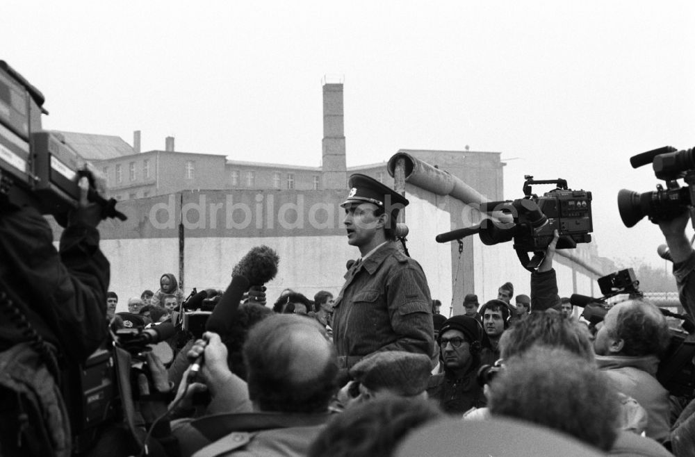 Berlin: Grenzöffnung am Potsdamer Platz im Ortsteil Mitte in Berlin, der ehemaligen Hauptstadt der DDR, Deutsche Demokratische Republik