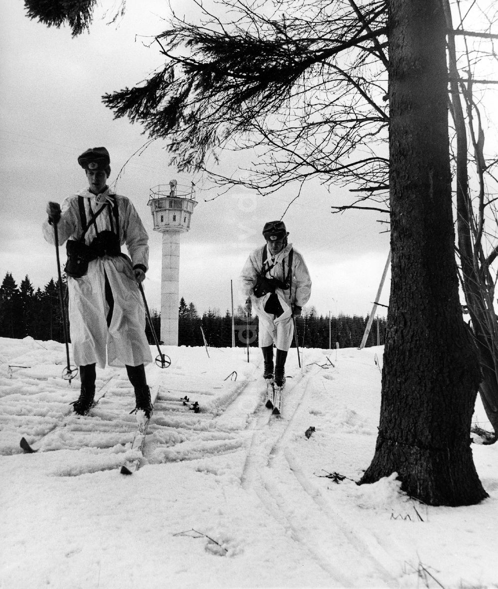 DDR-Bildarchiv: Abbenrode - Grenzpatrouille bei Schnee im Winter in der Nähe von Abbenrode im heutigen Bundesland Sachsen-Anhalt