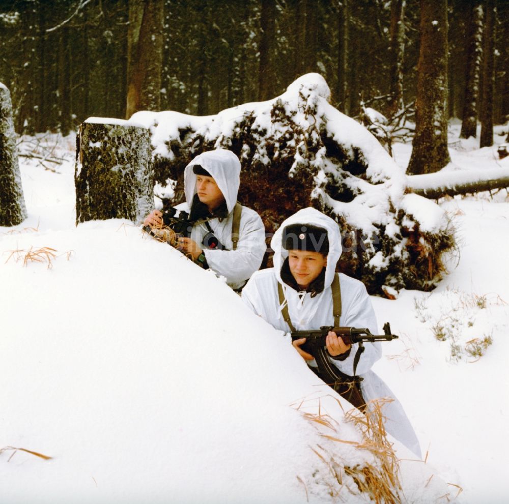 DDR-Fotoarchiv: Abbenrode - Grenzpatrouille bei Schnee im Winter in der Nähe von Abbenrode im heutigen Bundesland Sachsen-Anhalt