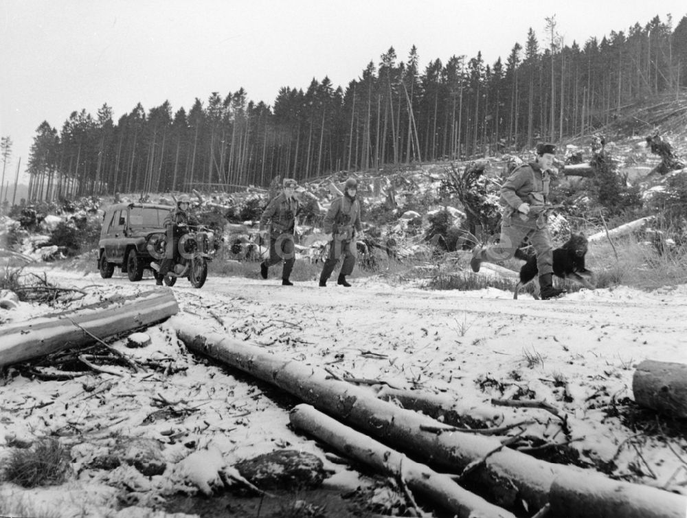 Abbenrode: Grenzpatrouille der DDR- Grenztruppen bei Schnee im Winter in der Nähe von Abbenrode im heutigen Bundesland Sachsen-Anhalt