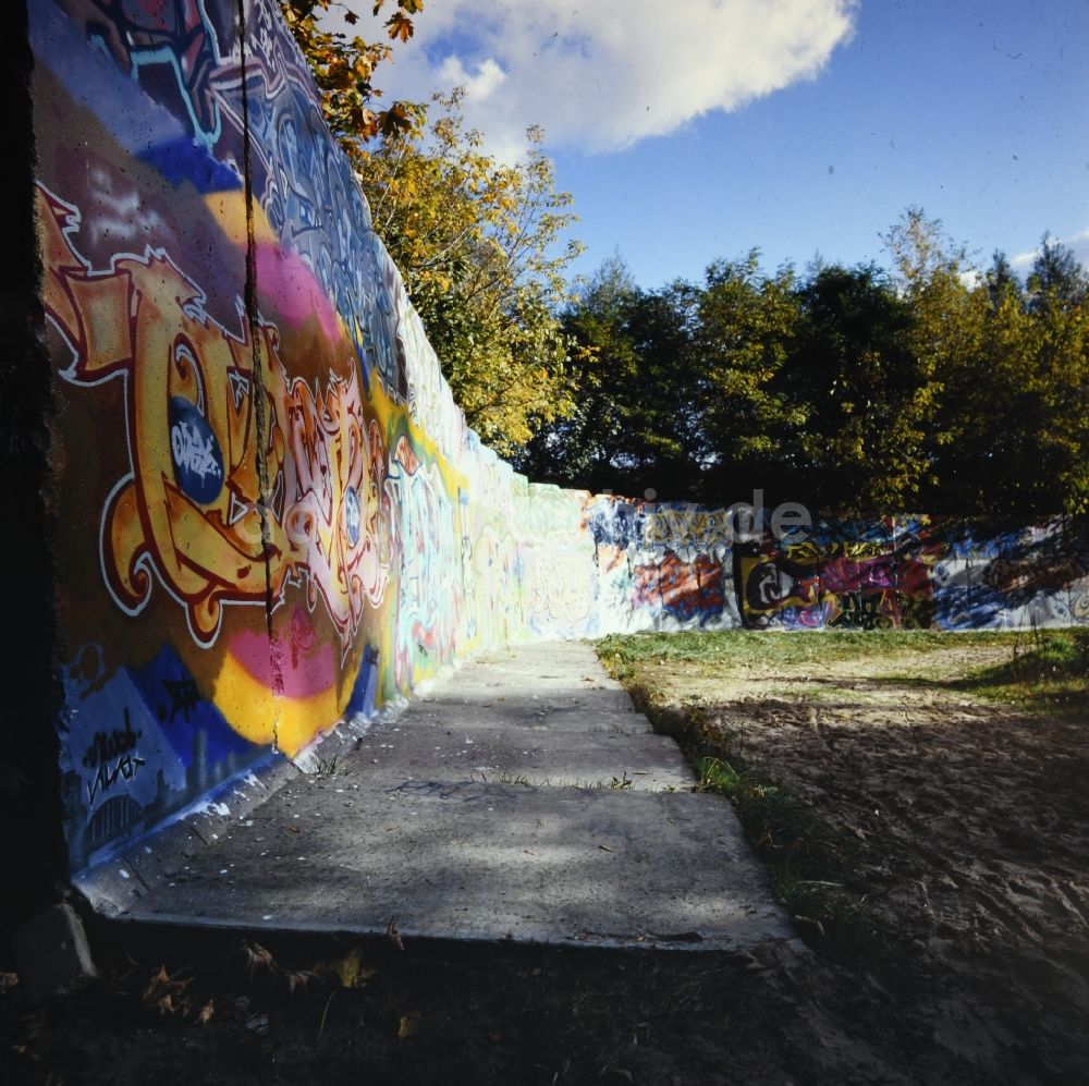 Potsdam: Grenzsicherungsanlagen mit Graffity- Bemalungen in Potsdam im Bundesland Brandenburg auf dem Gebiet der ehemaligen DDR, Deutsche Demokratische Republik