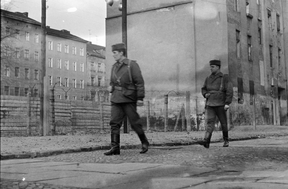 DDR-Bildarchiv: Berlin - Grenzsicherungsanlagen mit patroullierenden Soldaten in Berlin in der DDR
