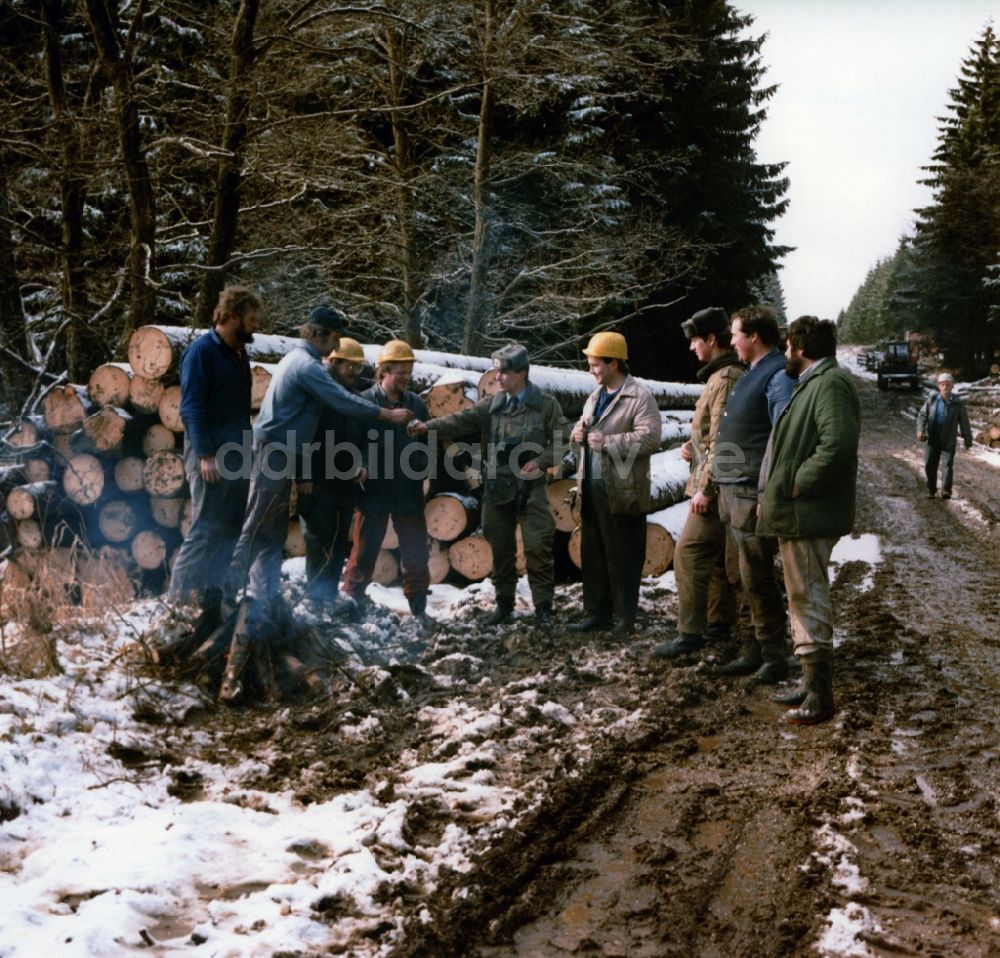 DDR-Fotoarchiv: Lindewerra - Wahlhausen - Grenzsoldaten der DDR im Grenzgebiet der Mauer bei Schnee im Winter in der Nähe von Lindewerra - Wahlhausen im heutigen Bundesland Sachsen-Anhalt