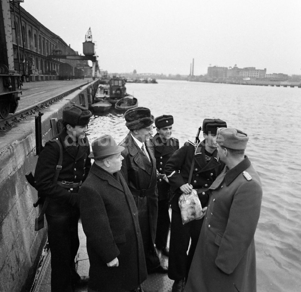 Berlin: Grenzsoldaten - Matrosen der Bootskompanie des Grenzregimentes - 36 Helmut Poppe im Berliner Osthafen in Berlin in der DDR