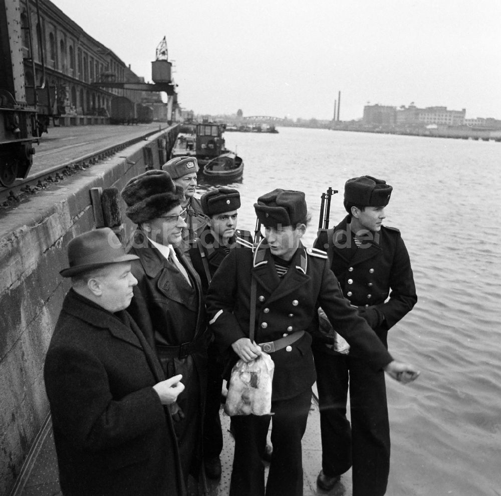 DDR-Fotoarchiv: Berlin - Grenzsoldaten - Matrosen der Bootskompanie des Grenzregimentes - 36 Helmut Poppe im Berliner Osthafen in Berlin in der DDR