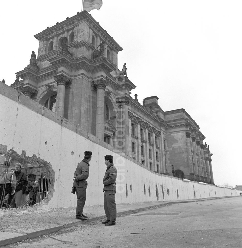 DDR-Bildarchiv: Berlin - Grenzsoldaten der NVA (Nationale Volksarmee) an der Berliner Mauer am Reichstagsgebäude in Berlin
