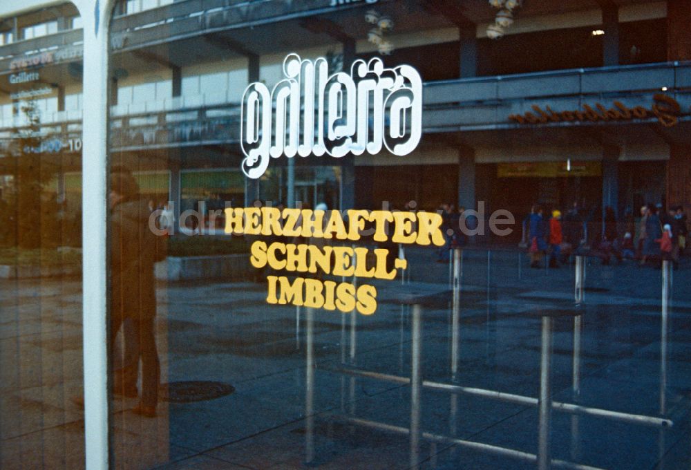 DDR-Fotoarchiv: Berlin - Grilletta Schnell-Imbiss am Alexanderplatz in Ostberlin in der DDR