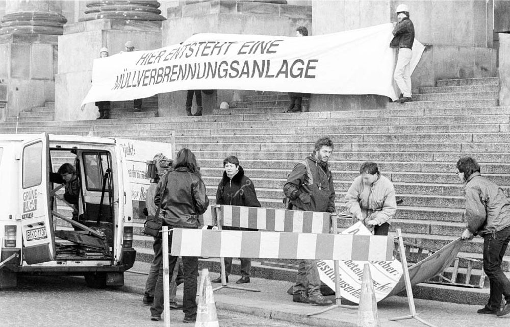 Berlin: Grüne Liga vor dem Reichstag/Müllverbrennung 04.02.1993