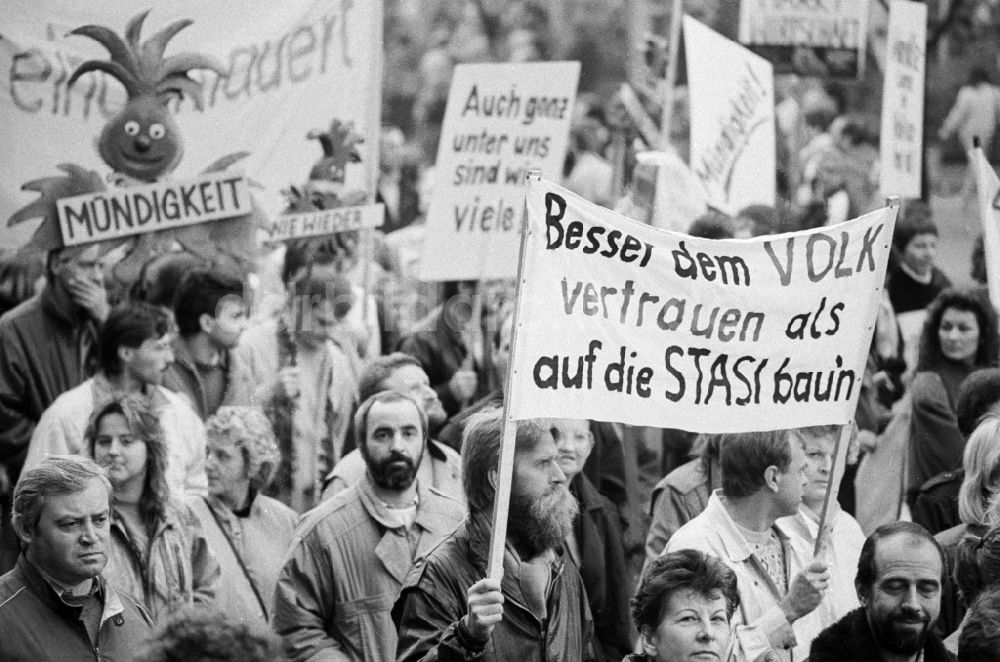 DDR-Bildarchiv: Berlin - Groß- Demonstration von zehntausenden Bürgern in der Innenstadt des Zentrums in Ost- Berlin- Hauptstadt der DDR